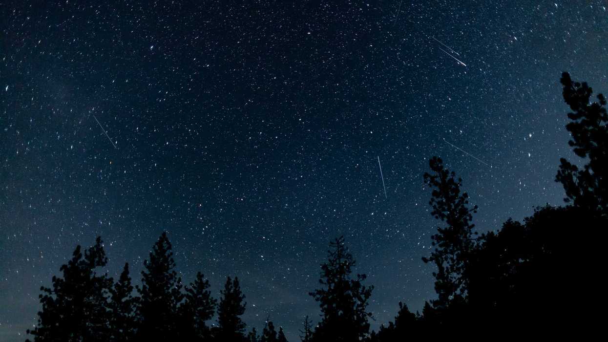 La pluie d'étoiles filantes des Orionides.