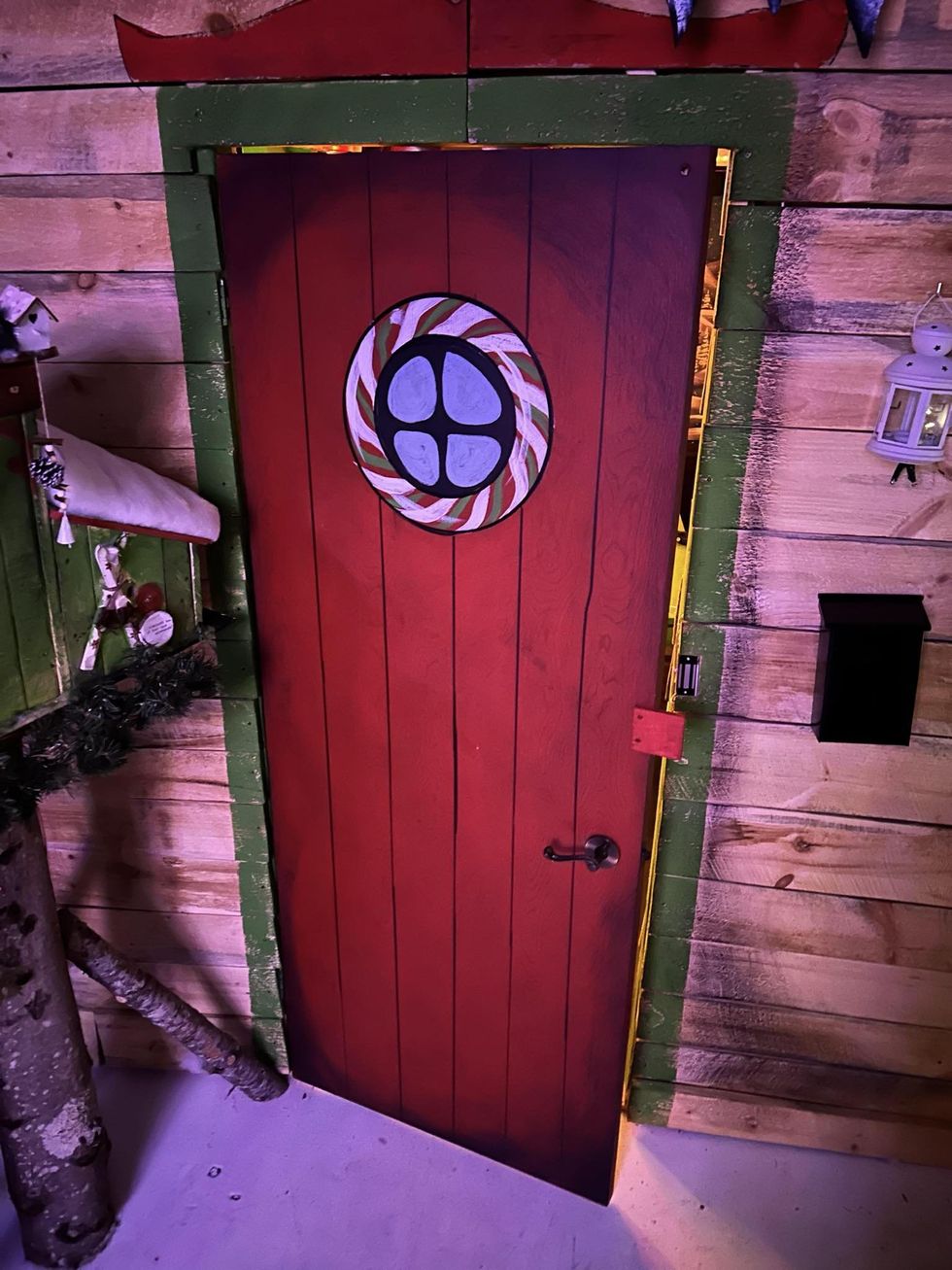 La porte rouge et verte de la salle de jeu d'\u00e9vasion \u00ab La magie de No\u00ebl \u00bb d\u2019Am\u00e9daka \u00c9vasion.