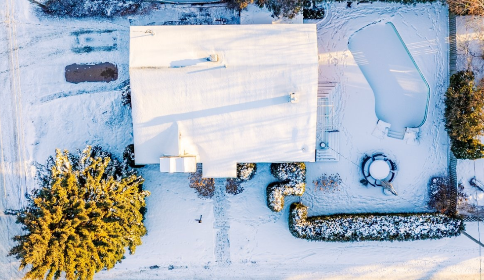 La propri\u00e9t\u00e9 et la cour vus de haut.