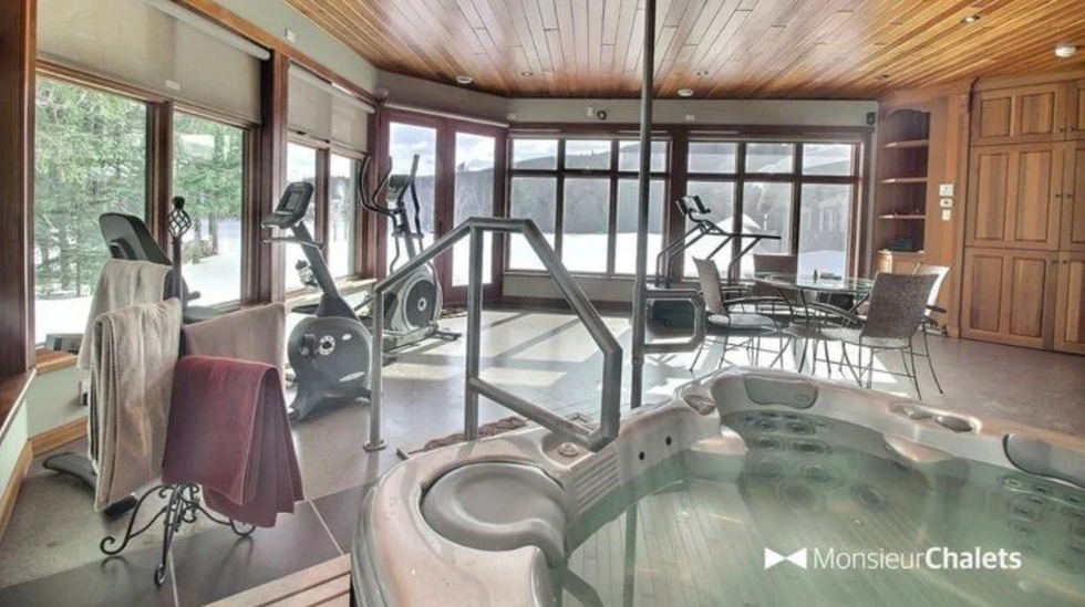 La salle d'entra\u00eenement et le spa.