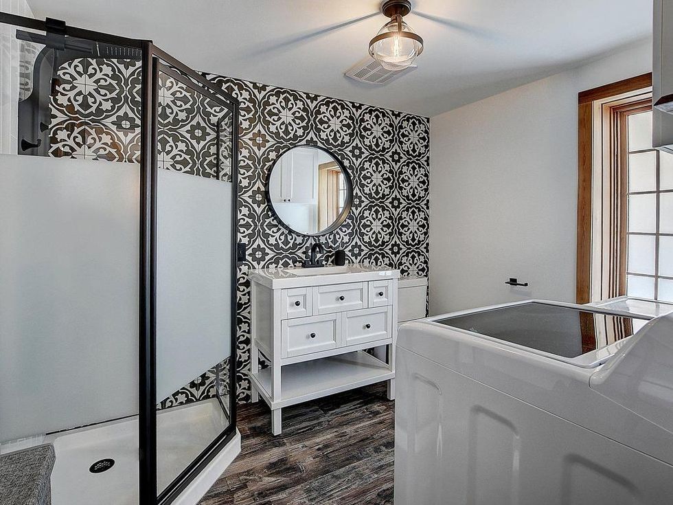 La salle de bain au rez-de-chauss\u00e9e.