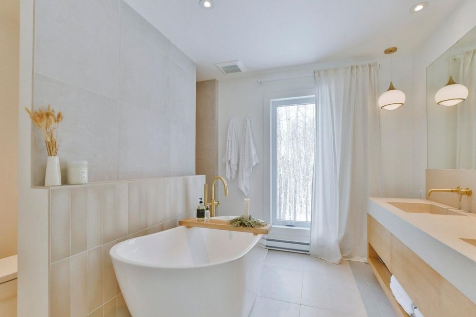 La salle de bain avec une douche \u00e0 aire ouverte.