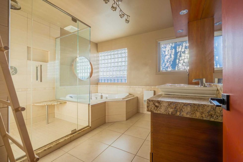 La salle de bain compl\u00e8te.