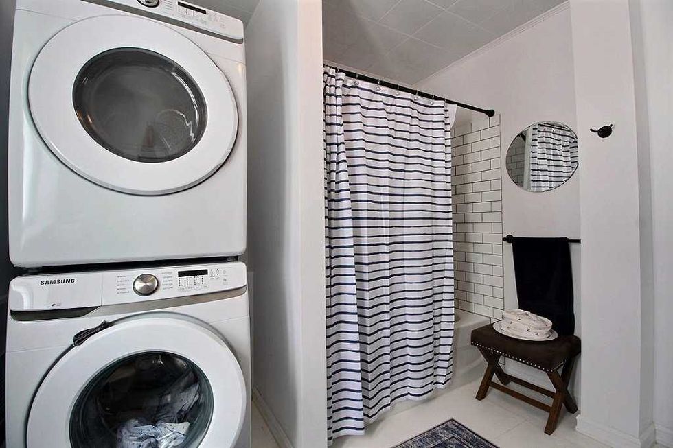 La salle de bain r\u00e9nov\u00e9e de la propri\u00e9t\u00e9.