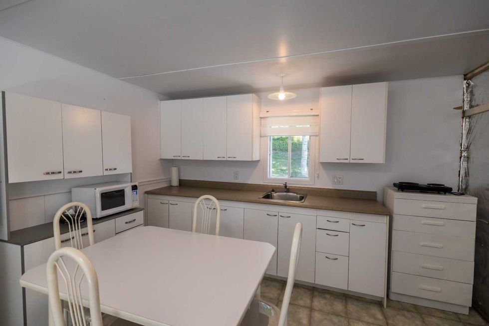 La salle \u00e0 manger du chalet \u00e0 vendre.