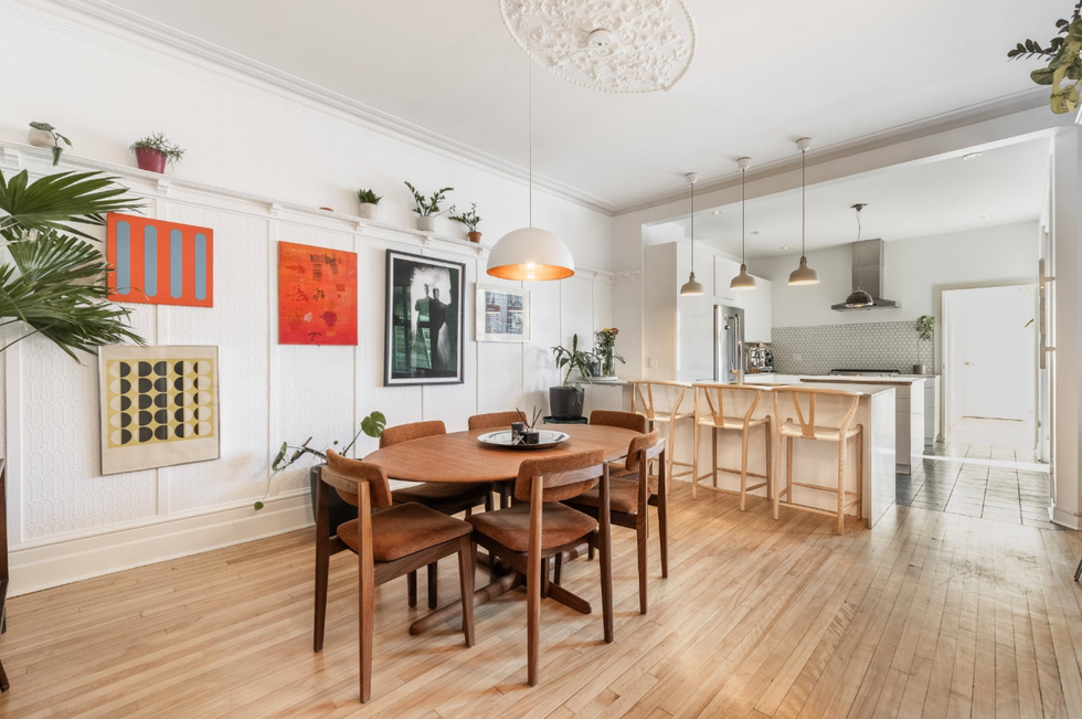 La salle \u00e0 manger et la cuisine.