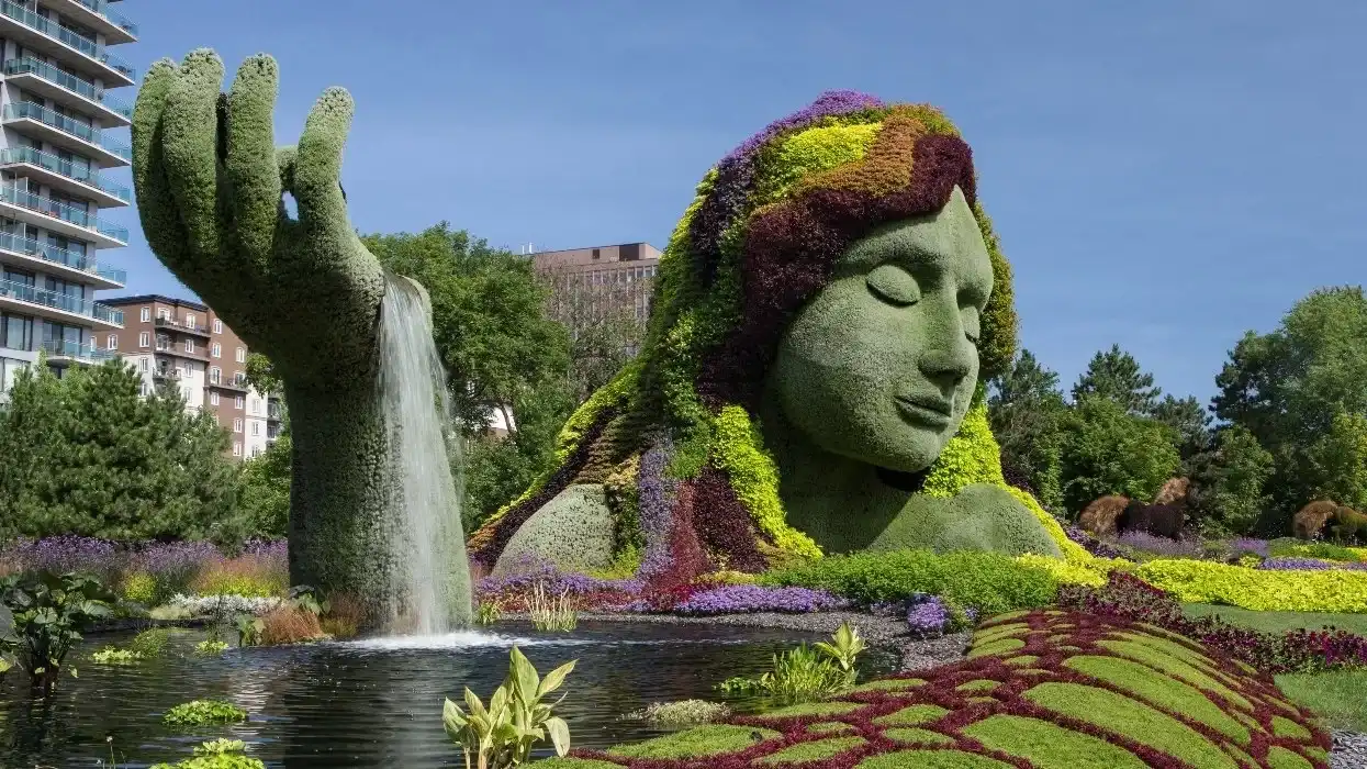 La sculpture de plantes et de fleurs « La Terre Merre », qui représente une femme.