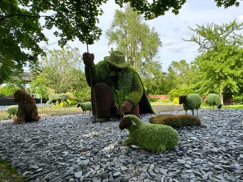 La sculpture L\u2019homme qui plantait des arbres, faite de 100 000 plantes.