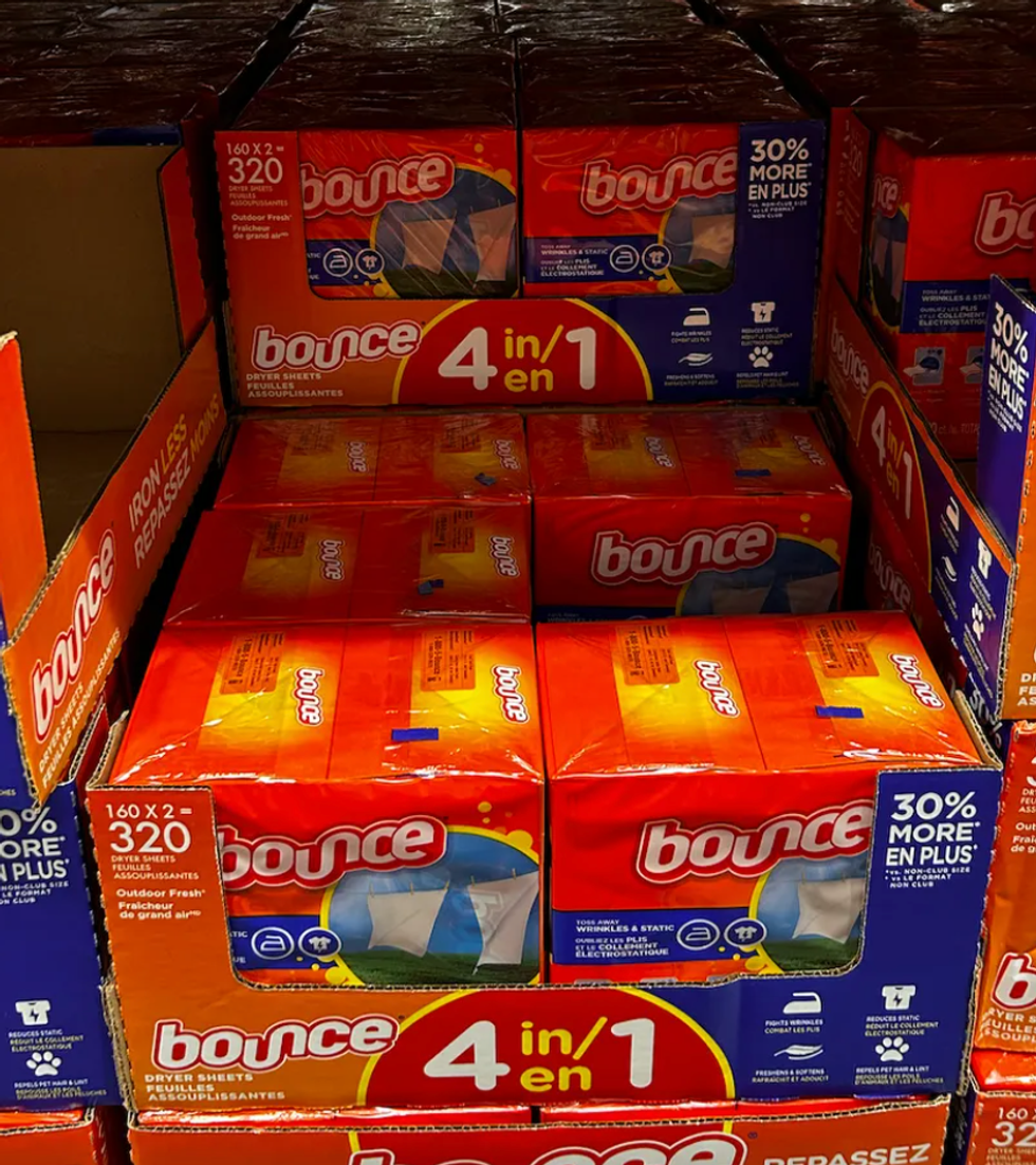 La section des feuilles assouplissantes Bounce au Costco.