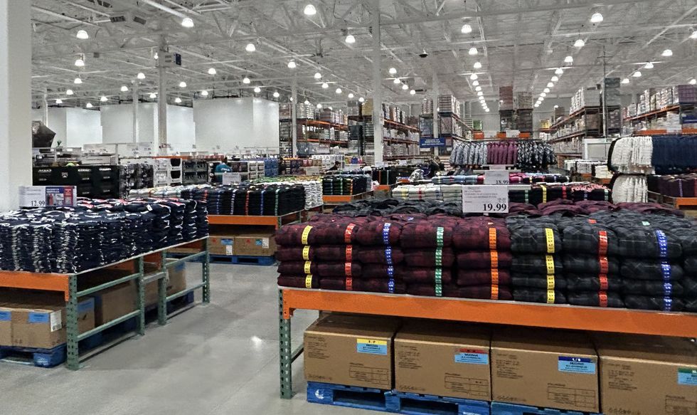 La section des v\u00eatements chez Costco.