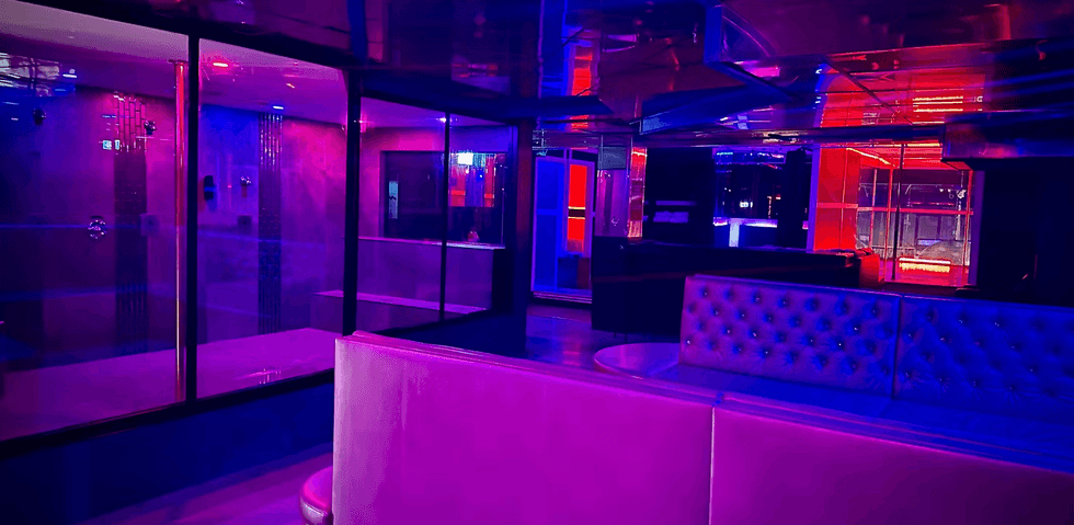 La section lounge et douche du Complexe Luxuria.