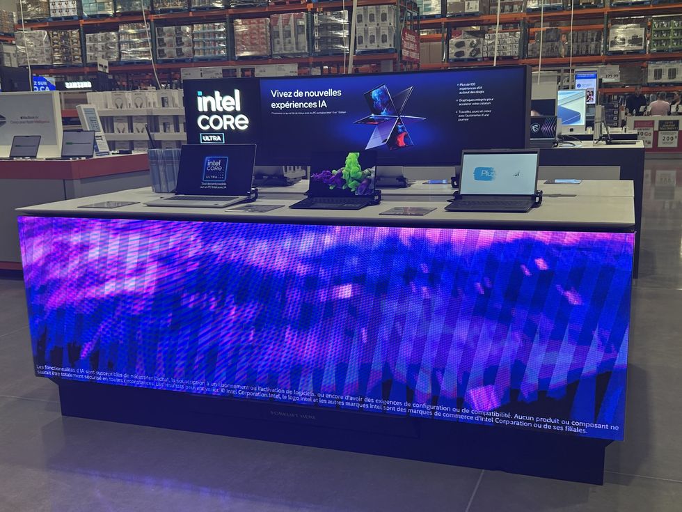 La section \u00e9lectronique de Costco.