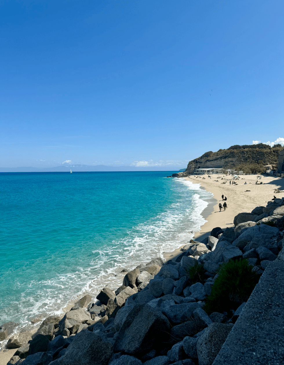 La Spiaggia della Rotonda, \u00e0 Tropea, en Calabre (Italie).