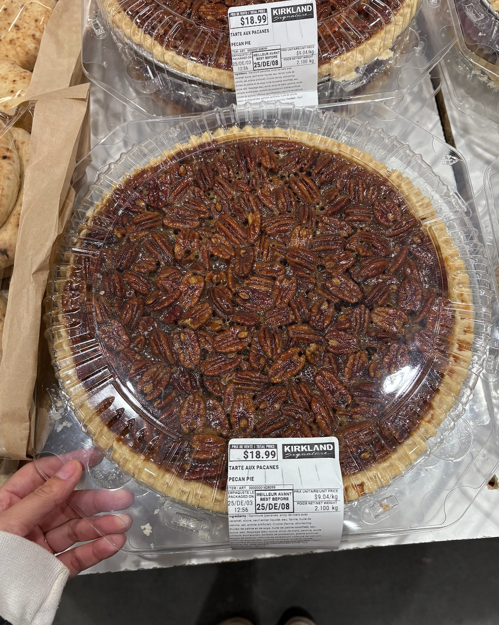 La tarte aux pacanes Kirkland Signature dans la section des p\u00e2tisseries du Costco