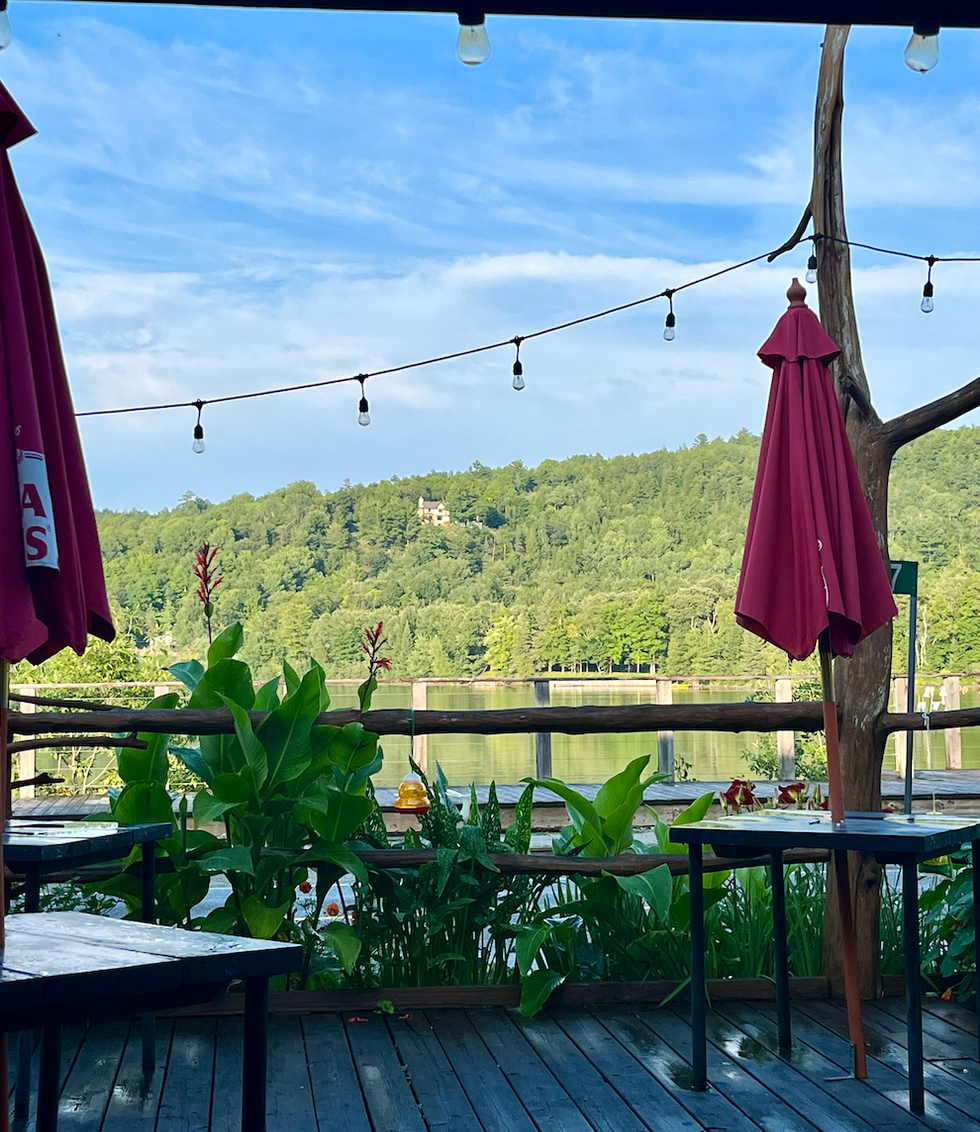 La terrase du Caf\u00e9 Hibou \u00e0 Wakefield.