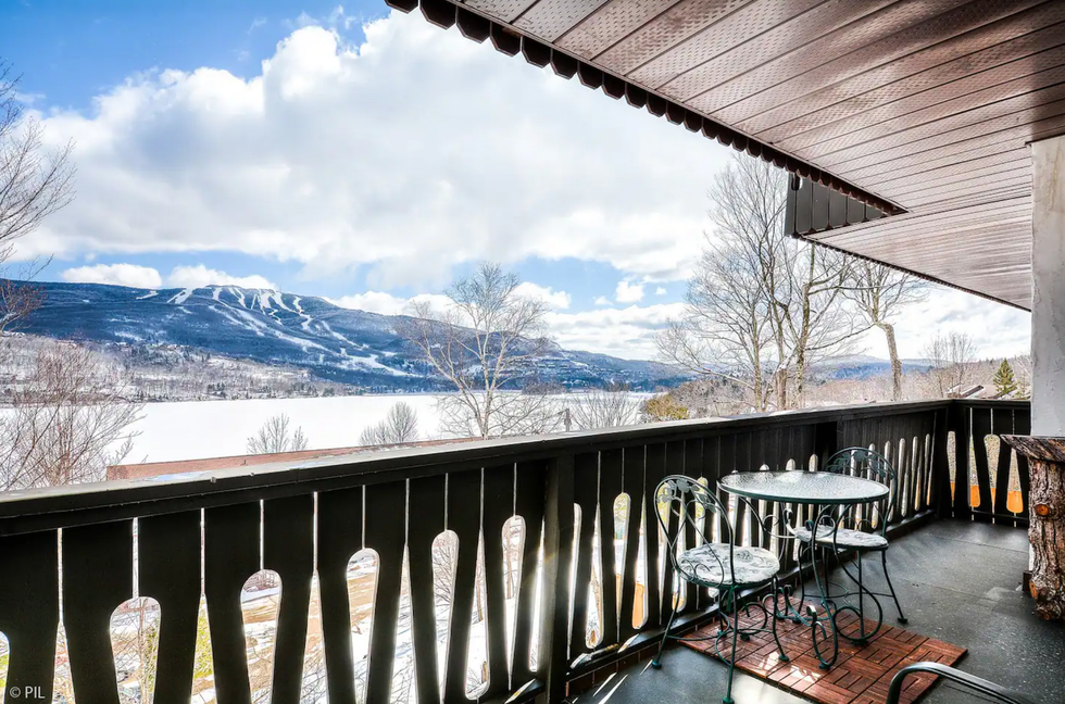 La terrasse avec vue sur les montagnes.