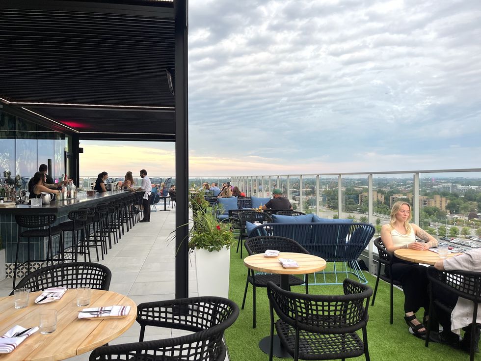 La Terrasse Cielo et sa vue en hauteur de Laval devant le coucher du soleil.