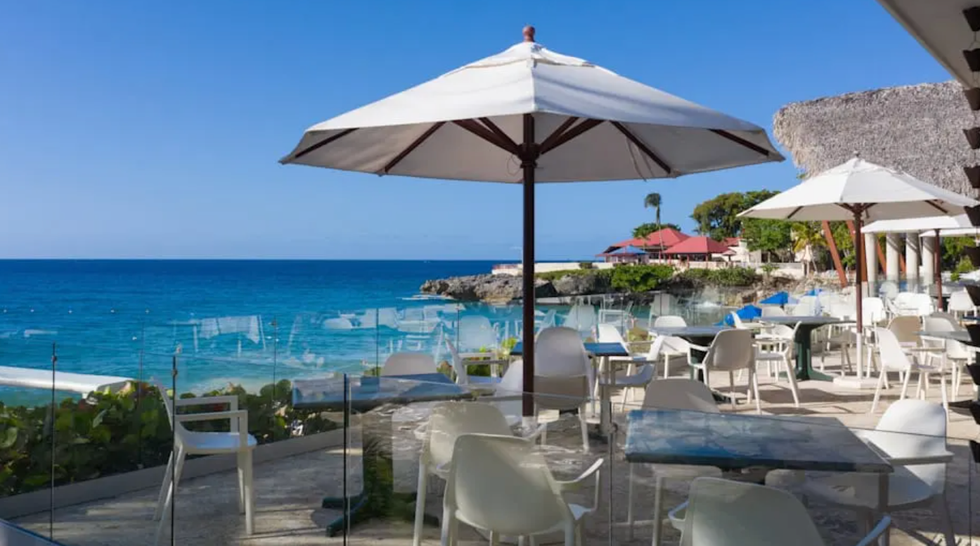 La terrasse d'un restaurant devant l'oc\u00e9an \u00e0 l'h\u00f4tel Casa Marina Beach Resort.