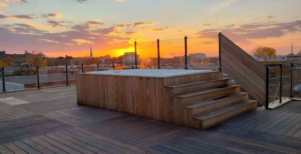 La terrasse et le jacuzzi.