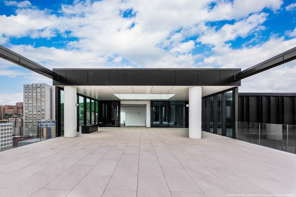 La terrasse et vue sur l'int\u00e9rieur du condo.