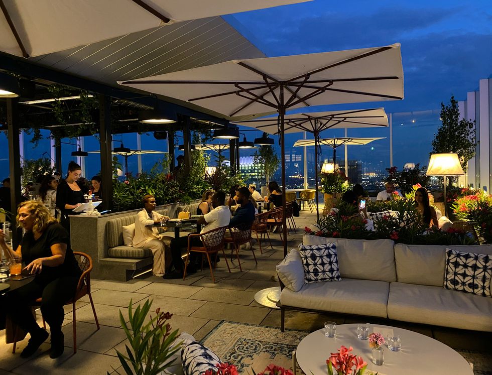 La terrasse Rose Orange la nuit.