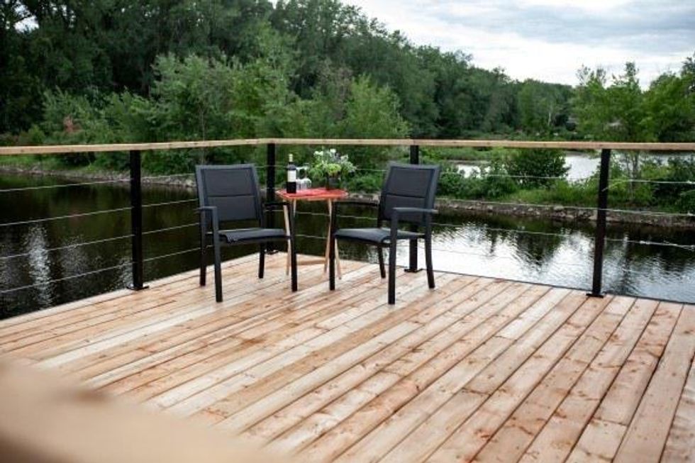 La terrasse sur le toit de la maison flottante \u00e0 louer \u00e0 Qu\u00e9bec.