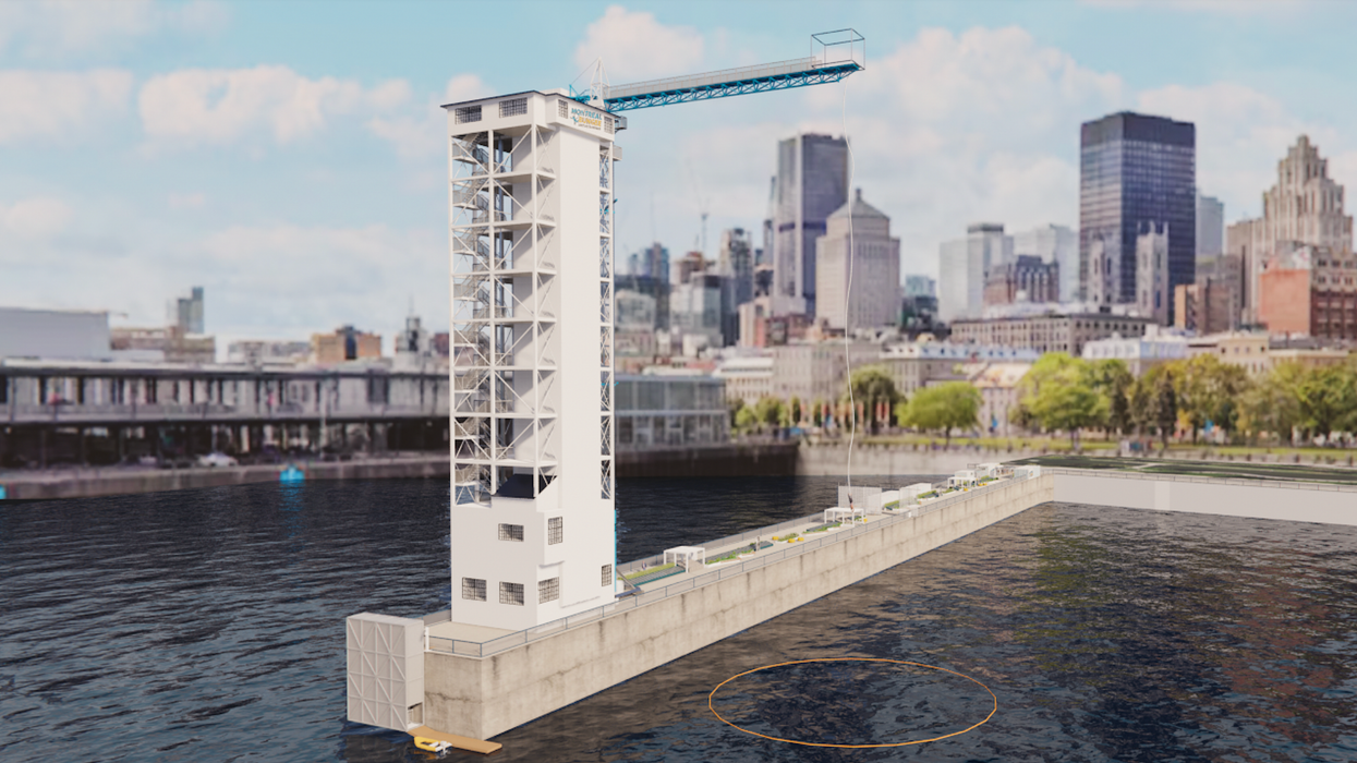 La tour de Montréal Bungee dans le Vieux-Port de Montréal.