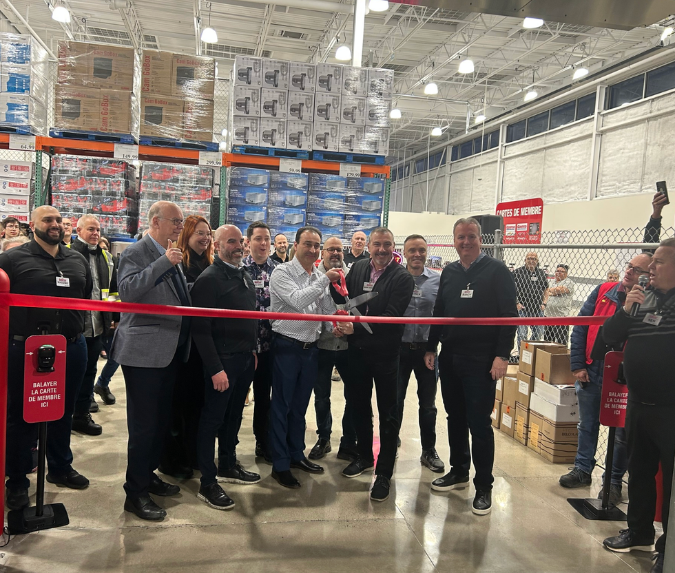 La traditionnelle coupe de ruban au Costco.