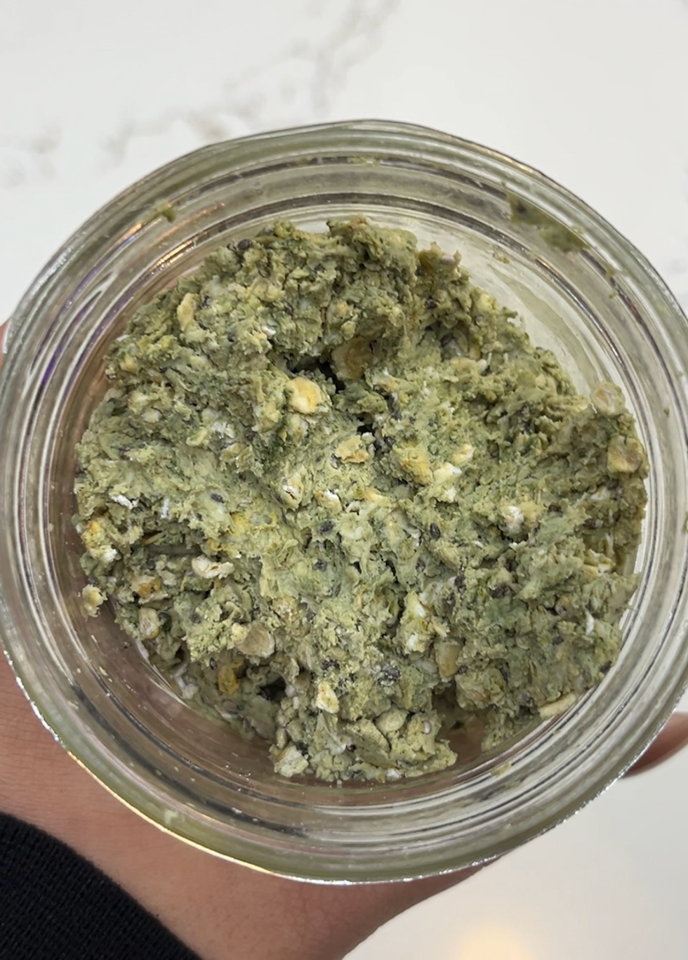 La \u00ab slop \u00bb de Big Brother C\u00e9l\u00e9brit\u00e9s est verte avec une texture terreuse.