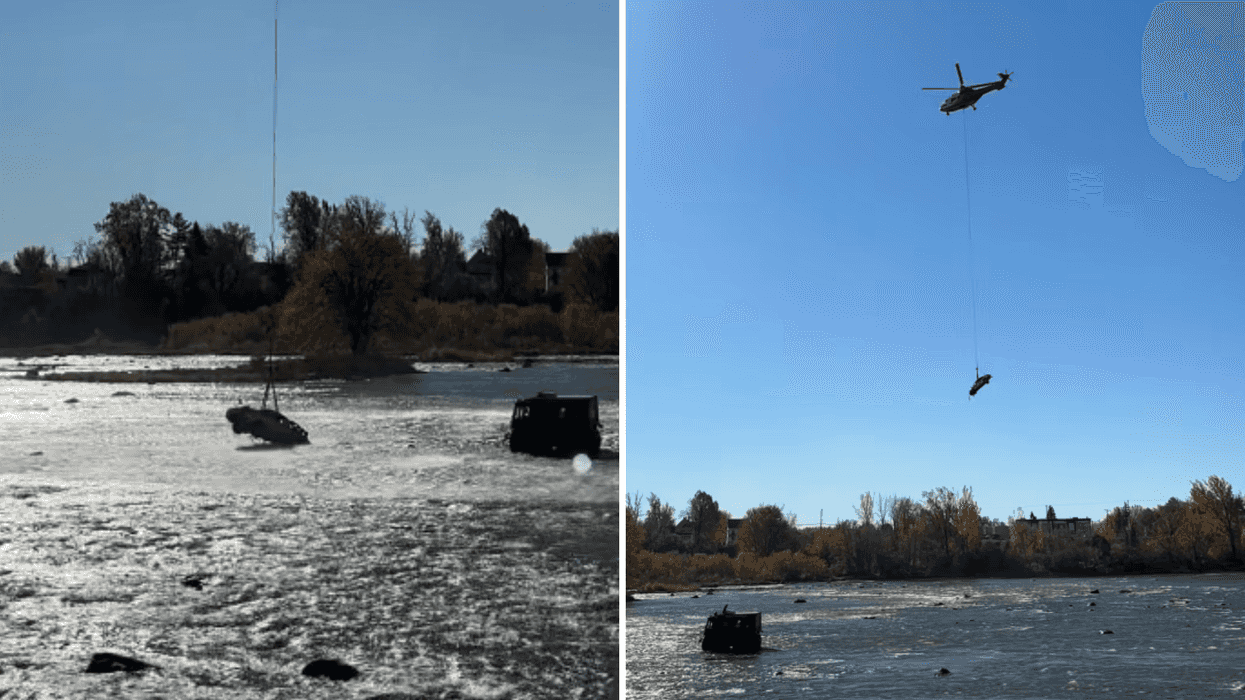 La voiture Nissan Altima grise coincée dans la rivière des Mille Îles. Droite : L'hélicoptère remorquant la voiture coincée dans la rivière à Terrebonne.