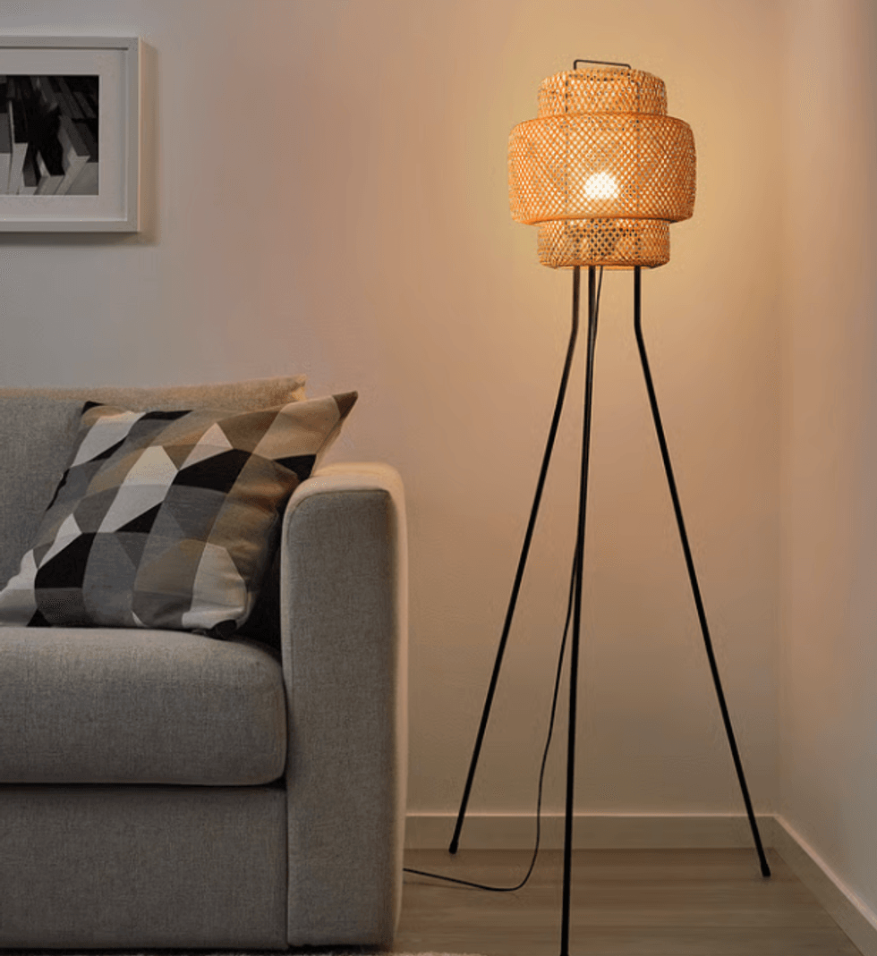 Lampadaire SINNERLIG d'IKEA en bambou fait main avec pied en m\u00e9tal noir.