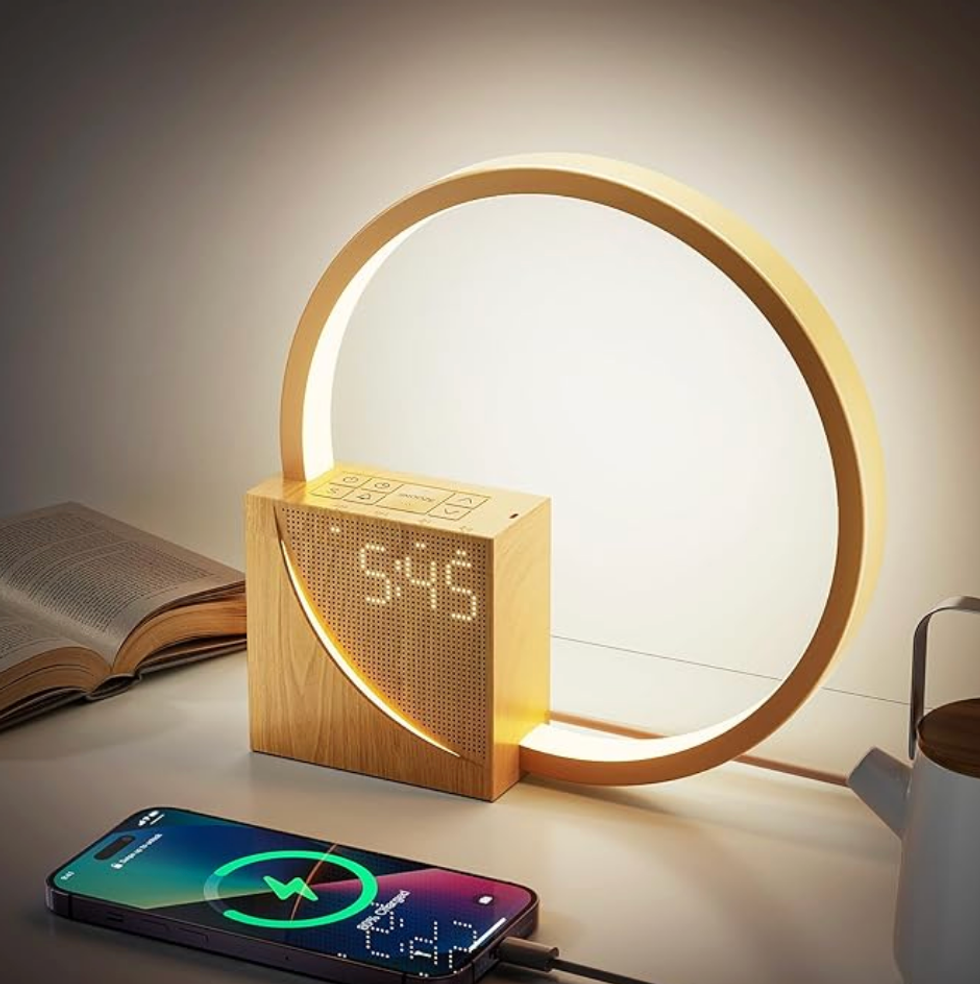 Lampe de chevet avec r\u00e9veil en bois et en forme de rond.