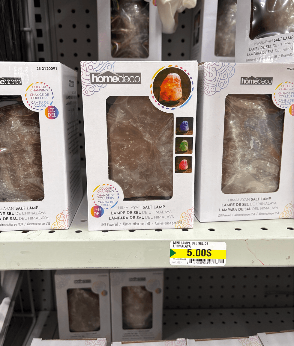 Lampe de sel de l'Himalaya sur les tablettes du Dollarama.
