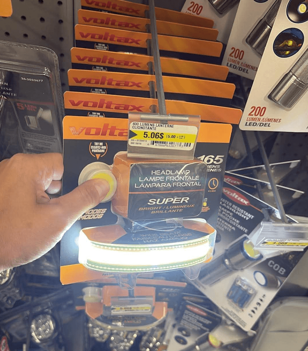 Lampe frontale DEL Voltax allum\u00e9e vendue au Dollarama.