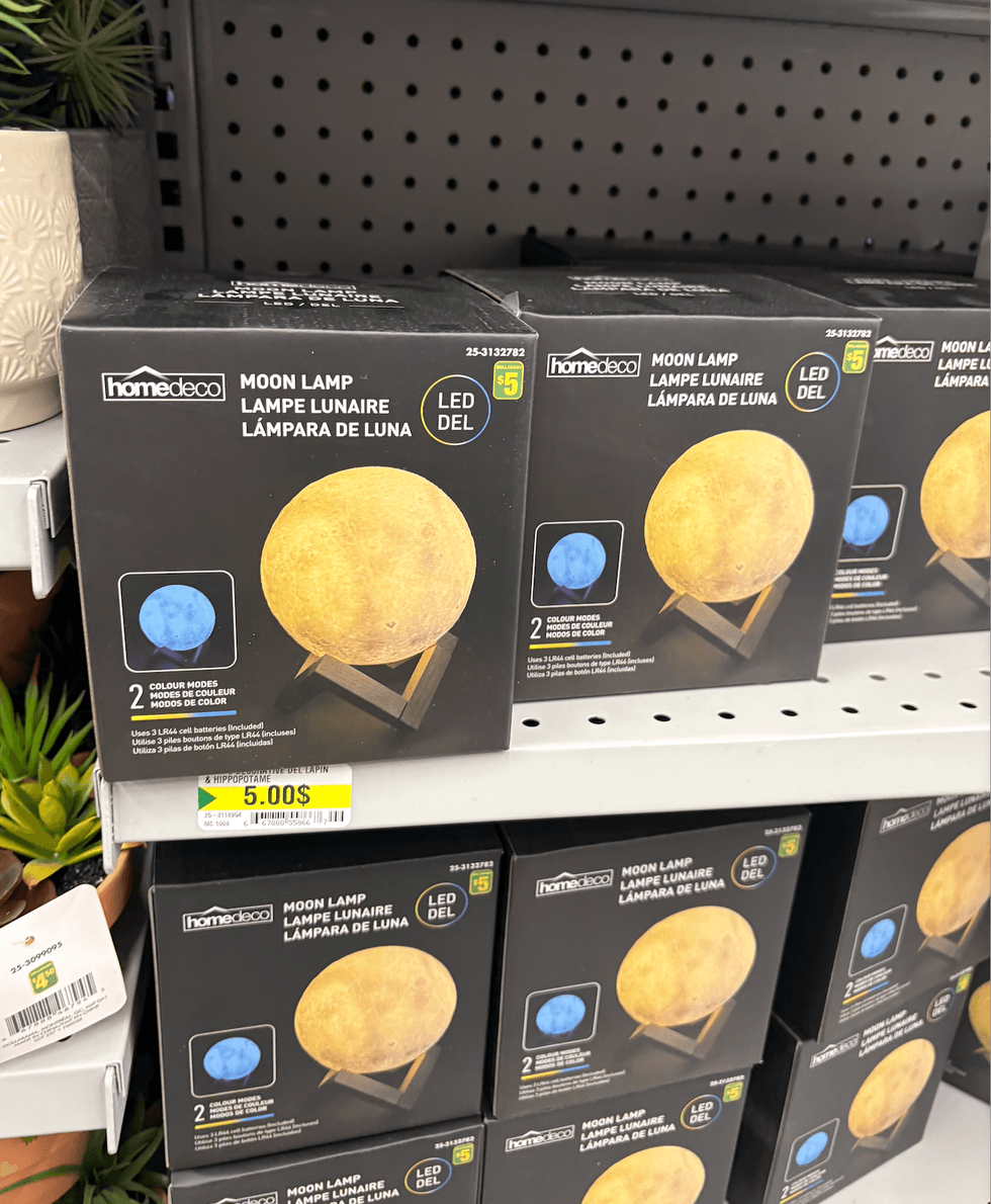 Lampe lunaire avec lumi\u00e8res DEL sur les tablettes du Dollarama.