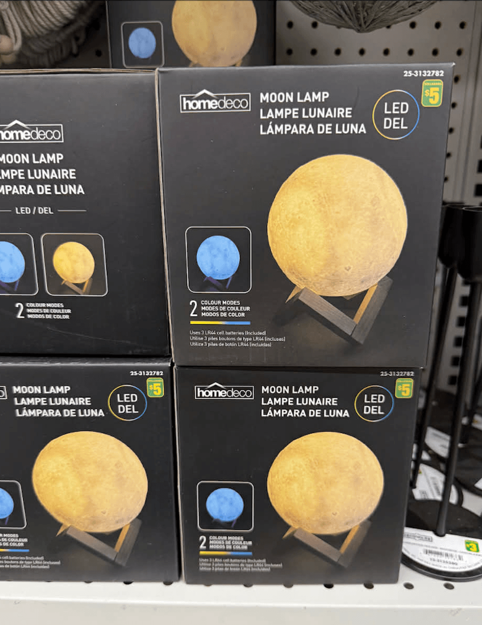 Lampe lunaire sur les tablettes du Dollarama.