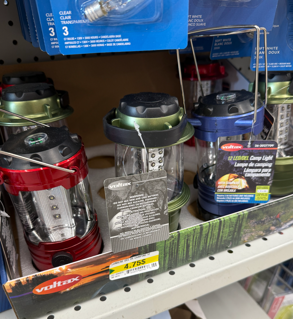 Lampe portative \u00e0 DEL en rouge, vert et bleu, avec poign\u00e9e en m\u00e9tal.