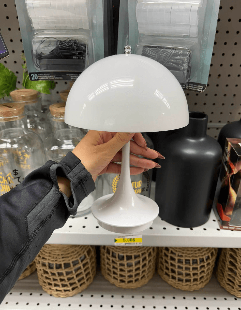 Lampe \u00e0 batteries dans une main au Dollarama.