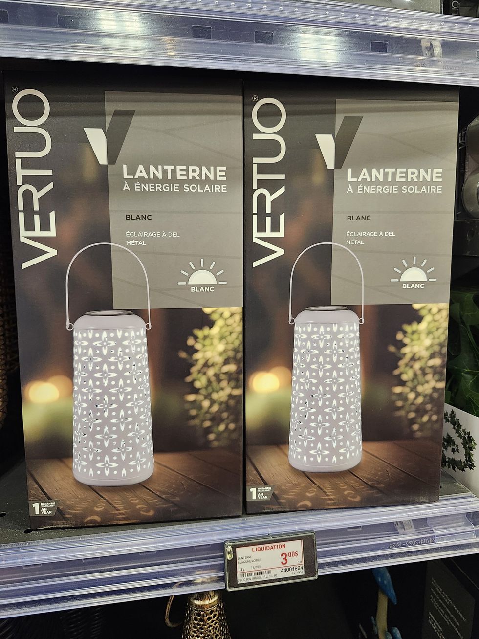 Lanterne blanche \u00e0 \u00e9nergie solaire.