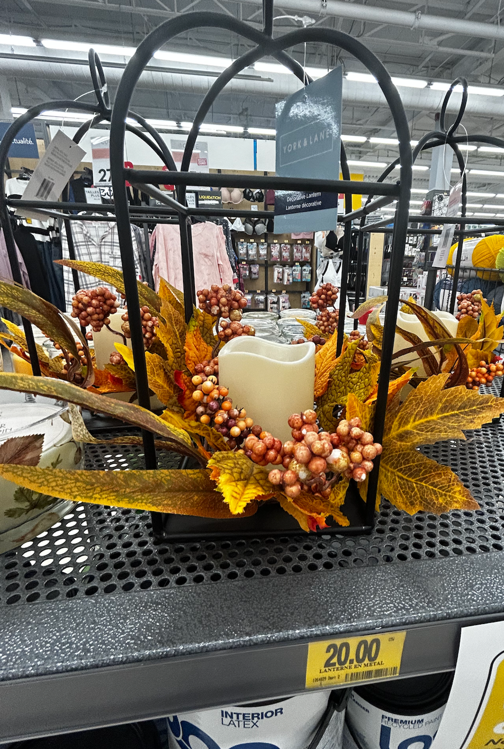 Lanterne d\u00e9corative avec feuillages d'automne et bougie \u00e0 vendre au Tigre G\u00e9ant.