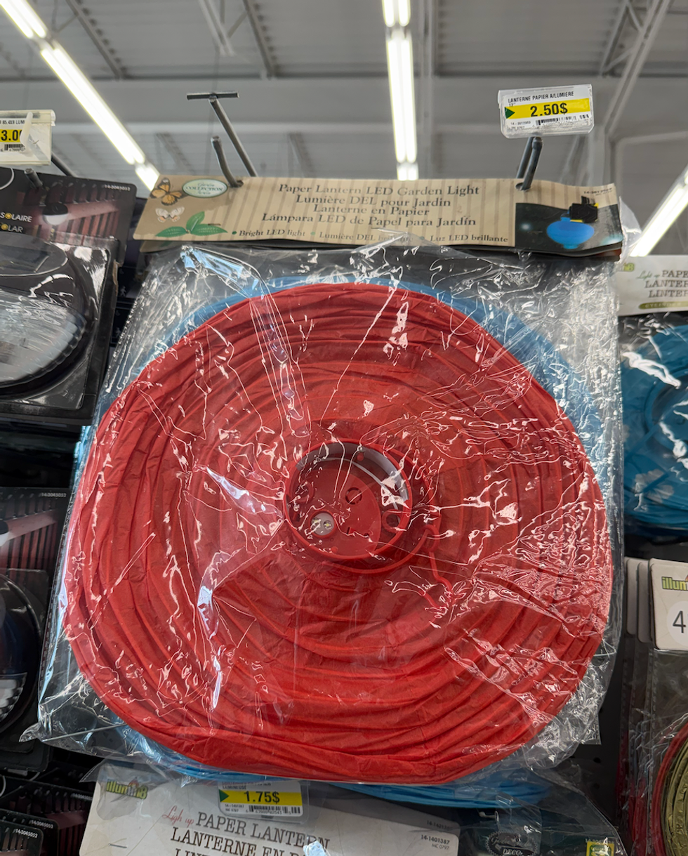 Lanterne en papier avec lumi\u00e8re DEL rouge du Dollarama.