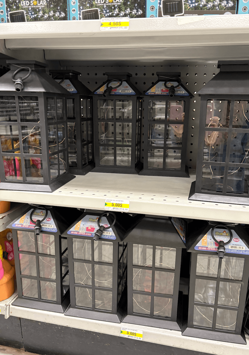 Lanterne noire en m\u00e9tal sur les tablettes du Dollarama.
