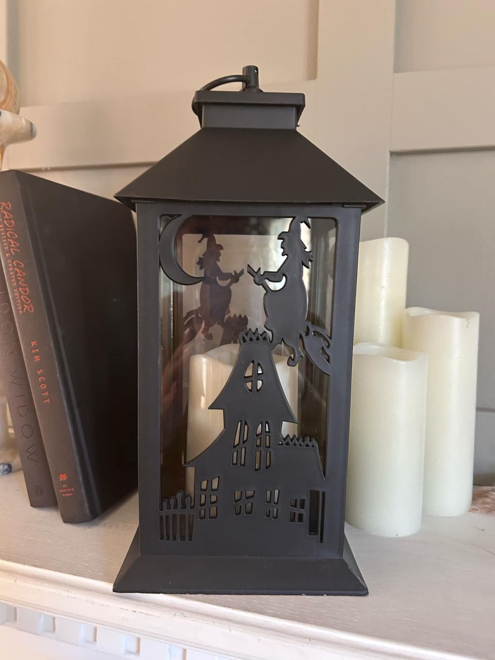 Lanterne \u00e0 batterie noire.