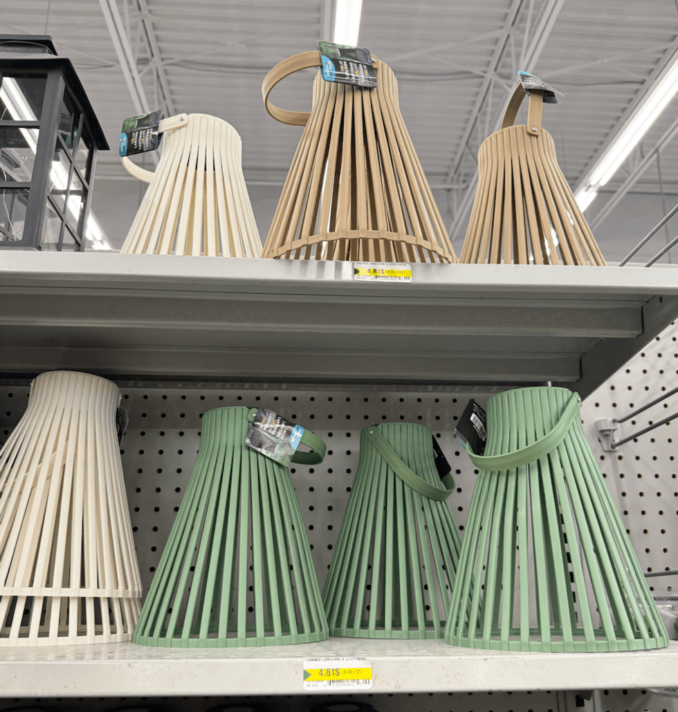 Lanternes solaires \u00e0 suspendre en plastique, offerte en vert, beige et blanc au Dollarama.