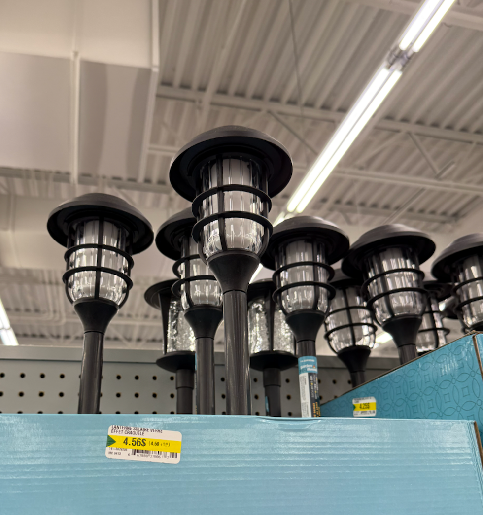 Lanternes solaires vendues au Dollarama.