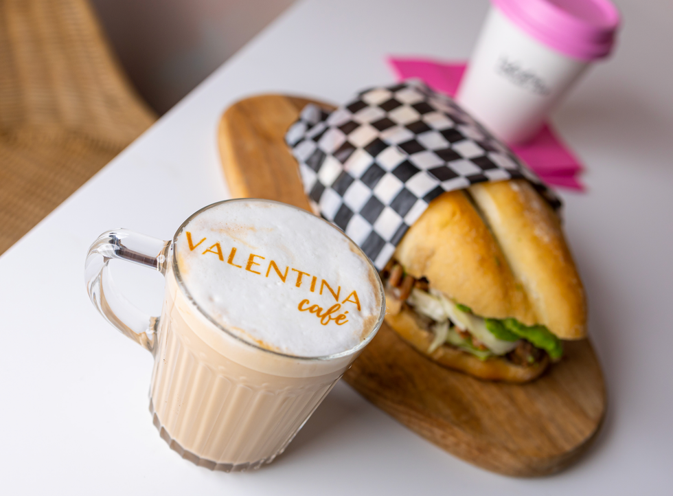 Latt\u00e9 personnalis\u00e9 chez Valentina Caf\u00e9.