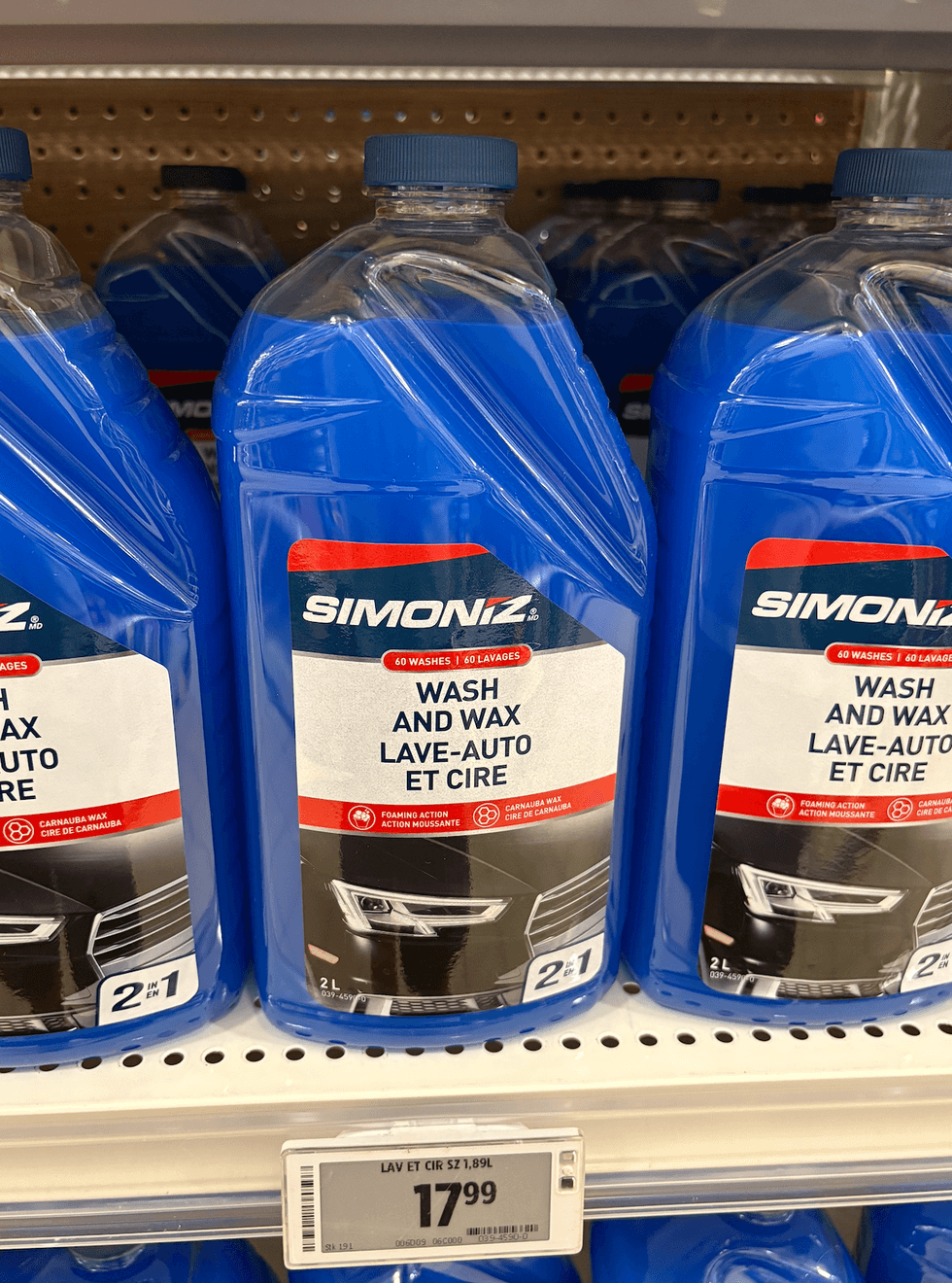 Lave-auto et cire Simoniz sur les tablettes du Canadian Tire.