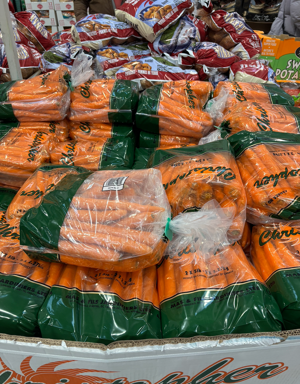 Le bac de sacs de carottes Christopher au Costco.