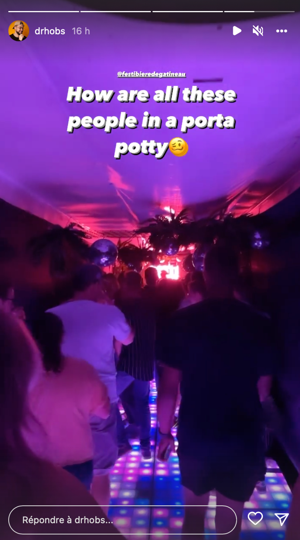 Le bar cach\u00e9 avec une foule et une piste de danse illumin\u00e9e.