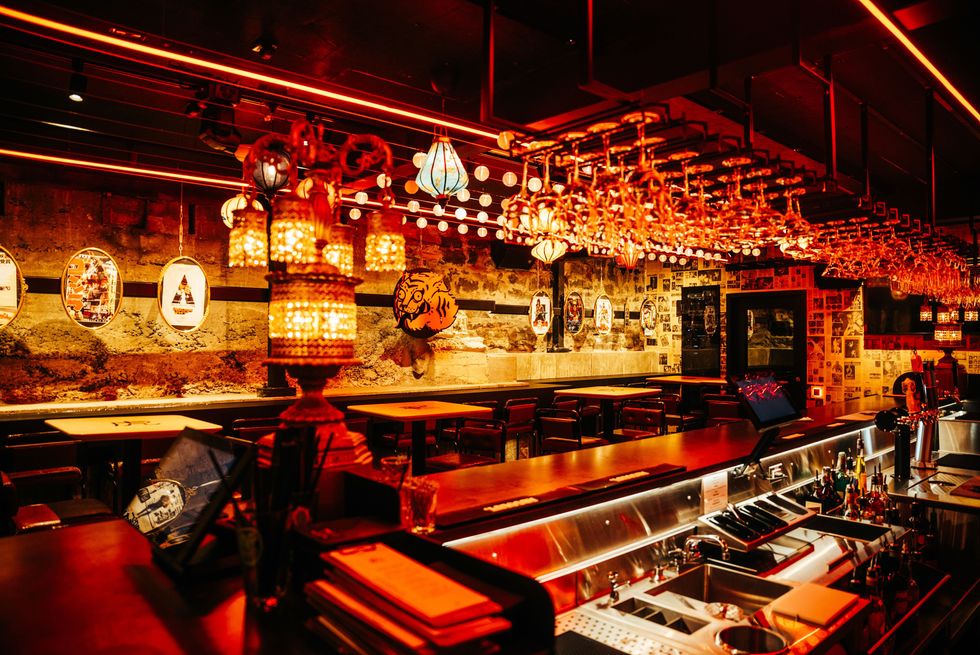 Le bar du Tiger Bar \u00e0 Qu\u00e9bec, illumin\u00e9 de lanternes.